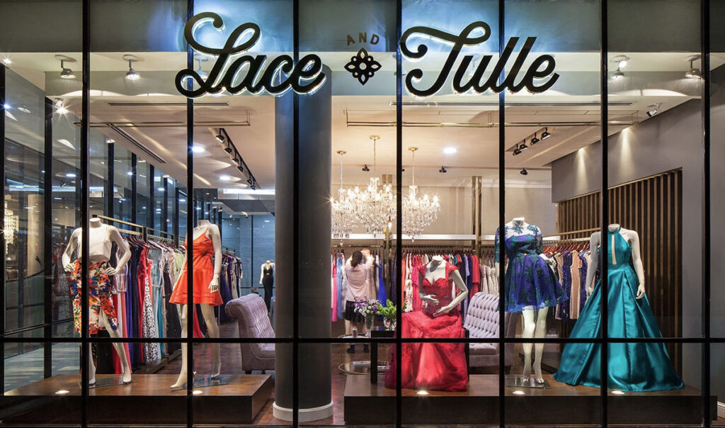 clothing store display ideas with entrance rack and clean layout