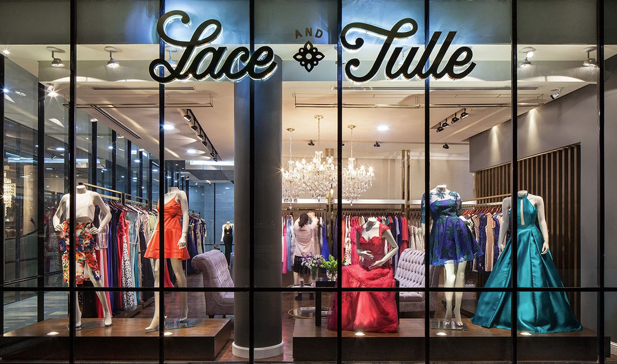 clothing store display ideas with entrance rack and clean layout