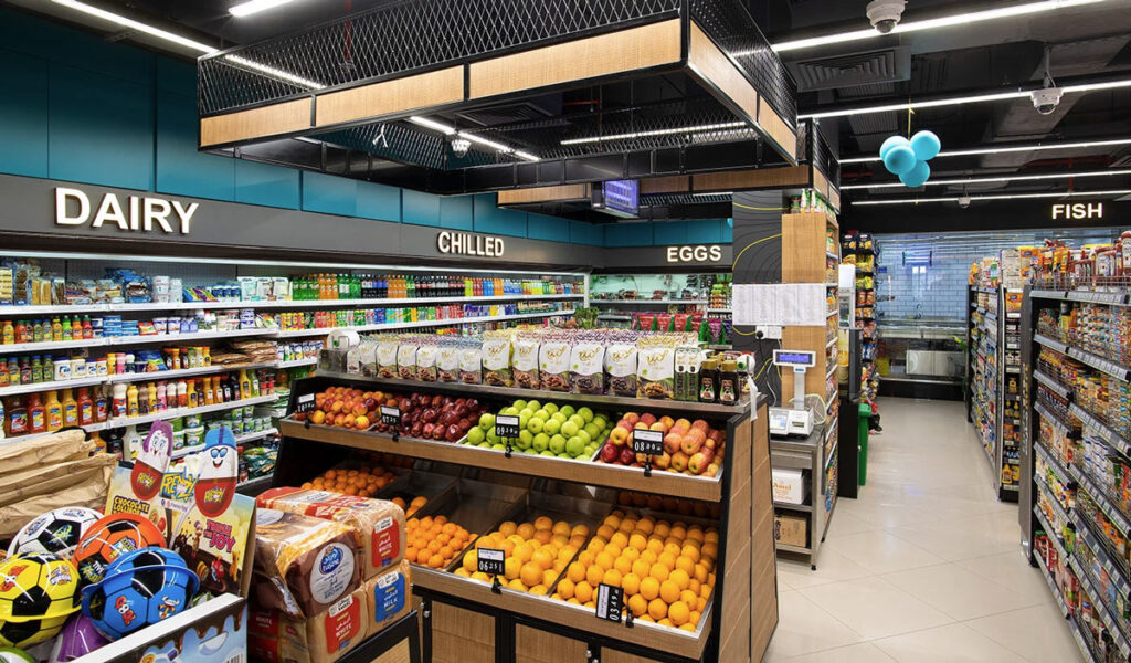 Dashboard illustrating KPIs for retail standardization such as audit scores, operational efficiency, and customer experience metrics.