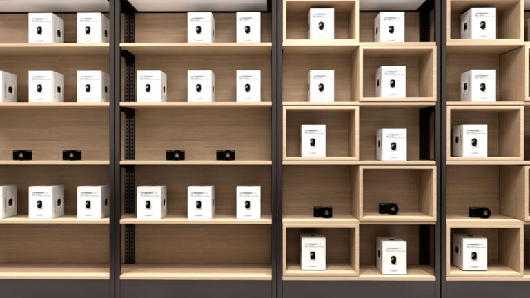 After-sales repair workstation in mobile phone retail store